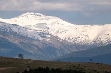Karla kaplı dağlarla kaplı güzel bir dağ manzarası