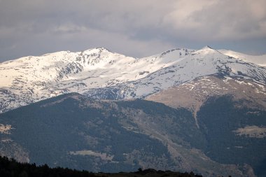 Bulutlu ve mavi gökyüzü olan dağ manzarası