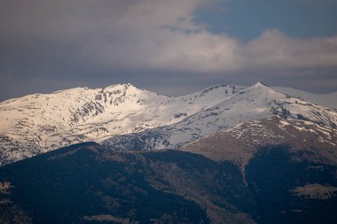 Gürcistan 'daki Kafkas dağları karla kaplıydı. yüksek kaliteli fotoğraf