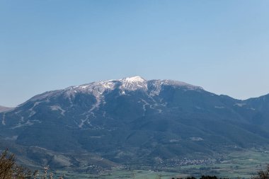 Kışın dağların manzarası, karla kaplı dağlar.
