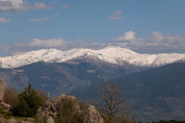Dağ manzarası, karlı dağlar ve mavi gökyüzü.