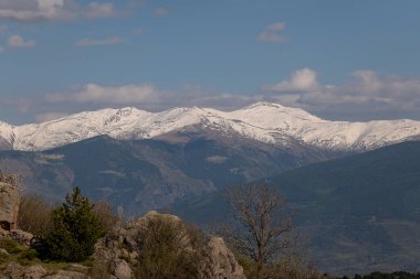 Dağlar ve karla kaplı güzel bir manzara.