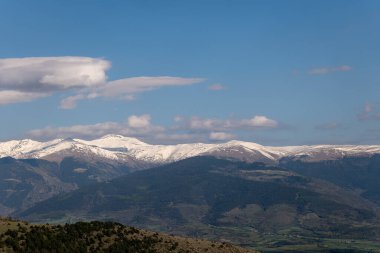 Arkasında bir dağ olan güzel bir manzara.