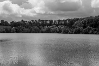 Sabahları gölün güzel manzarası.
