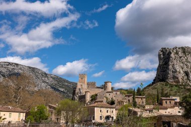 Dağlardaki eski taş ev.