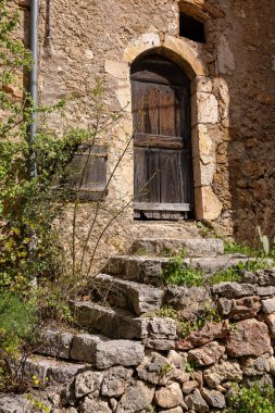 San Gimignano, Toskana, İtalya 'nın ortaçağ köyündeki antik taş kapı.