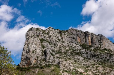 bulutlu bir gökyüzü ile bir dağ manzarası