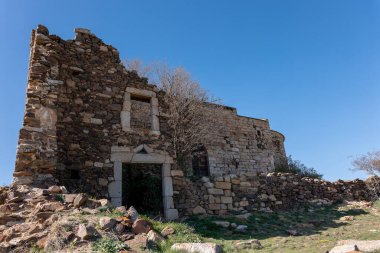 İsrail 'in kuzeyindeki Akdeniz köyündeki bir ortaçağ kilisesinin eski kalıntıları.
