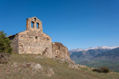 Dağlardaki manastırın kutsal üçlüsünün kilisesi.