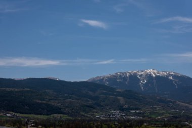 Dağların ve mavi gökyüzünün güzel manzarası