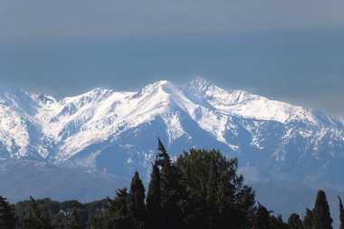 Dağın ve karın manzarası