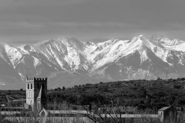 Dağlardaki köyün güzel dağ manzarası, Georgia, siyah beyaz fotoğraf.