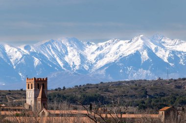 Mavi gökyüzü karlı güzel dağ manzarası