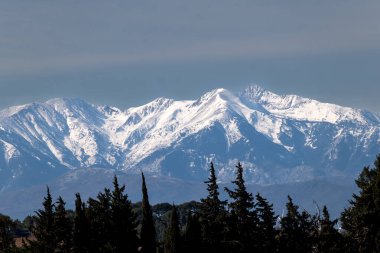 Karlı dağların güzel manzarası