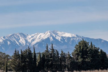 Kışın karla kaplı dağlar.