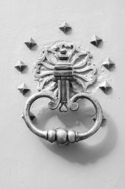 Süslü metal kapı. metal kapı kolu