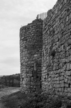 Akşamları deniz kıyısındaki antik bir kalenin kalıntıları..