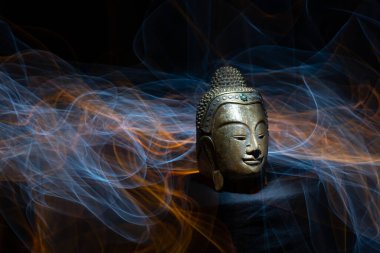 Buda heykeli sisli ve dumanlı karanlık arka planda