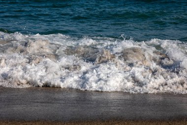 Sahilde deniz köpüğü dalgası, yaz tatili.
