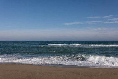Kumlu sahilde deniz dalgaları. güzel doğa.