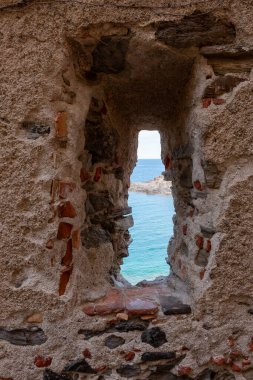 Akdeniz 'in eski şehrinin kalıntıları.