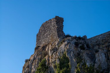 Dağlardaki antik şato.