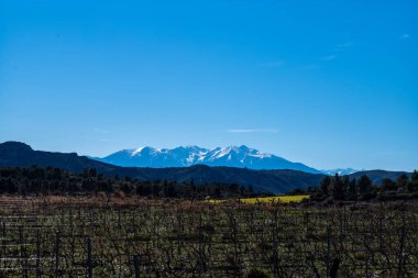 Dağları ve bulutları olan güzel bir manzara