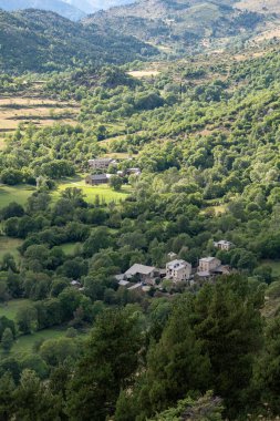 Montserrat köyünün dağ vadisindeki manzarası