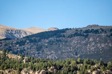 Dağ sırası ve mavi gökyüzü manzarası