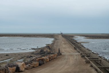 Denizin ortasında kayaların ve denizin dikey görüntüsü.