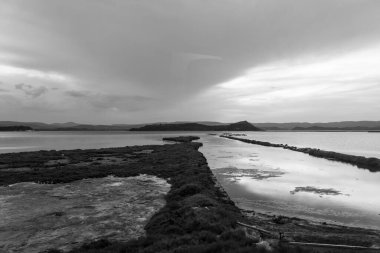 Dağlardaki nehrin siyah ve beyaz bulutlarının manzarası
