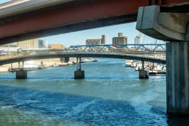 Barselona şehrinde köprü