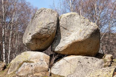 Taşlar kayanın üzerinde açık mavi gökyüzüne karşı