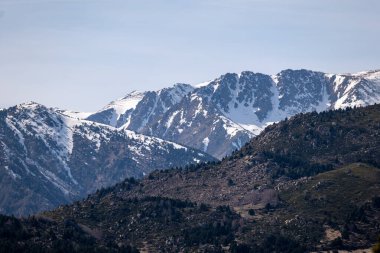 Kışın dağların manzarası