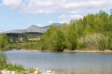 Dağlarda nehri olan güzel bir manzara.