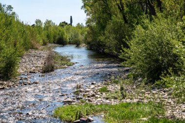Nehir taşrada akıyor.