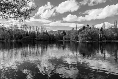 Parkta gölü olan güzel bir manzara.