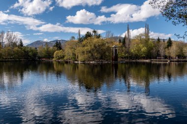 Arka planda dağ gölü olan gölün manzarası. yüksek kaliteli fotoğraf
