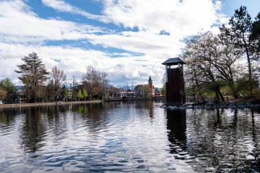 Hollanda şehrinin parkındaki göl.