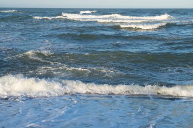 Sahilde deniz dalgaları, dalgalar ve köpük