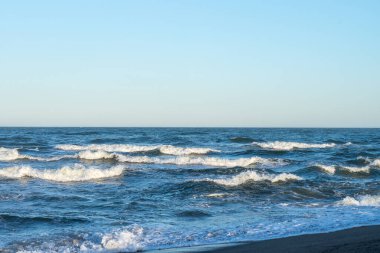 Sahilde dalgalar deniz