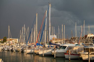 Akdeniz şehrinin limanında yatlar.