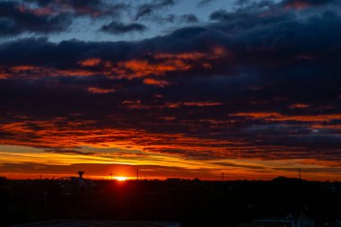 Şehrin üzerinde gün batımı