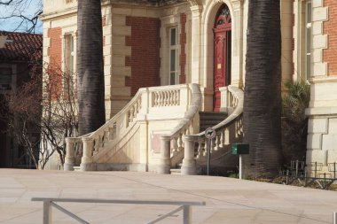 Şehirdeki eski ahşap merdivenler