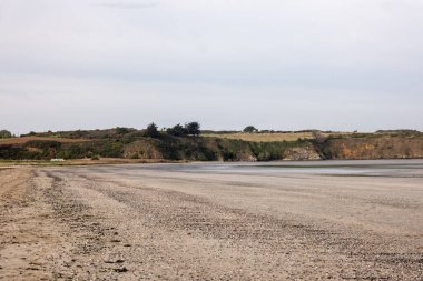 Ortadaki kumsalın alçak açılı manzarası.