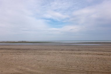 Mavi gökyüzü ile güzel deniz manzarası