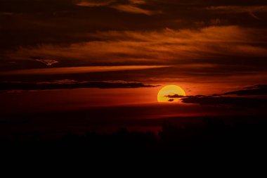 Gökyüzünde bulutlarla dramatik gün batımı