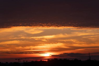 Turuncu ve kırmızı bulutlu gün batımı