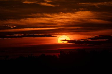 Denizin üzerinde güzel bir gün batımı