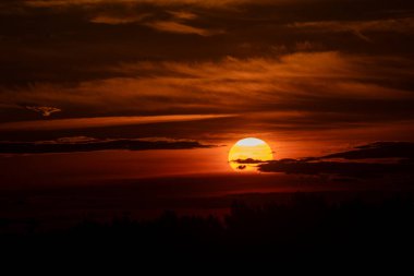 Güzel gün batımı gökyüzü bulutlu